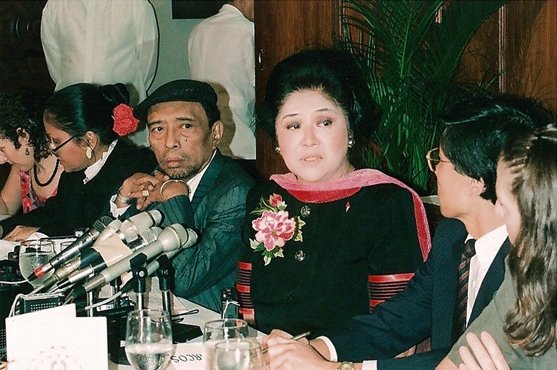 記者会見するイメルダ・マルコス元大統領夫人＝1991年12月4日、マニラホテル（筆者提供）