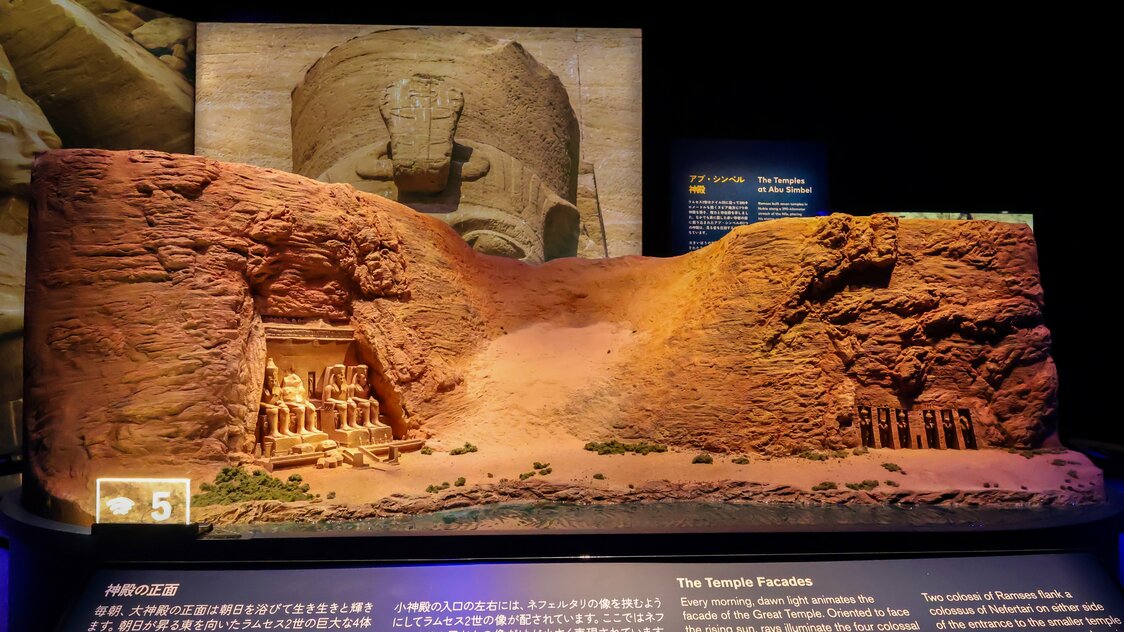 نموذج مصغر لمعبد أبو سمبل ومعبد نفرتاري اللذان يعدان من مواقع التراث العالمي.