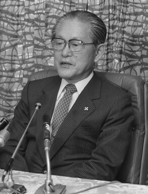 検事総長に就任し、記者会見に臨む伊藤栄樹氏=1985年12月19日、東京・霞が関(時事)