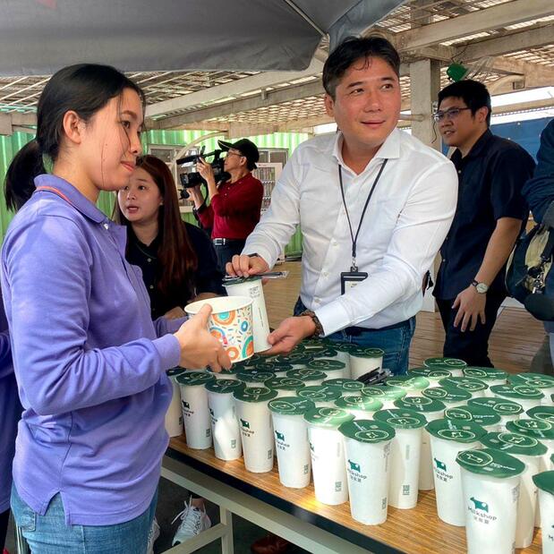 台湾の大手ドリンクスタンド迷客夏もマスク工場スタッフにドリンク400杯を無料提供した(筆者撮影)