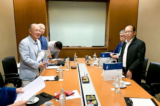 Sasakawa Yōhei in discussions with leaders of the Restoration Council of Shan State in Chiang Mai, Thailand, in June 2019. (Courtesy the Nippon Foundation)