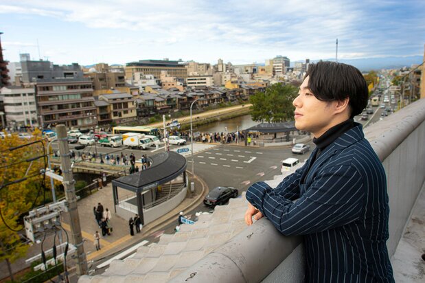 南座の屋上にて。鷹之資さんの後ろには、弁財天を祭る小さなお社がある(一般参拝は不可)