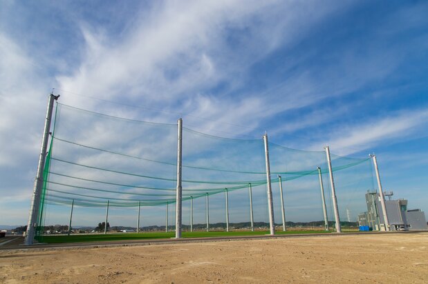 航空法が適用されない緩衝ネット付飛行場。強風の日に倒壊しないように、上部ネットの高さを下げることができる