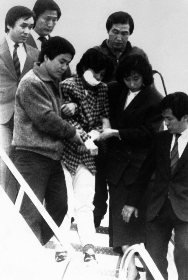 Suspect Kim Hyon-hui taken to Gimpo Airport, Seoul. (© Jiji)
