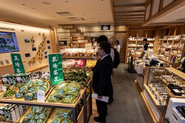 食品區有蔬菜、肉類・魚類等豐富的生鮮食材。