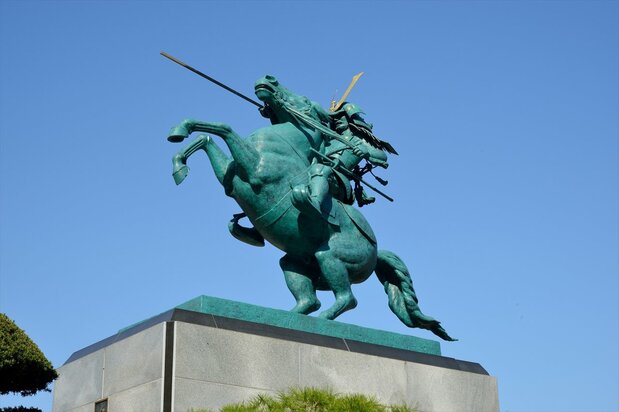Mogami Yoshiaki à cheval (Pixta)