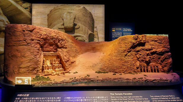 نموذج مصغر لمعبد أبو سمبل ومعبد نفرتاري اللذان يعدان من مواقع التراث العالمي.