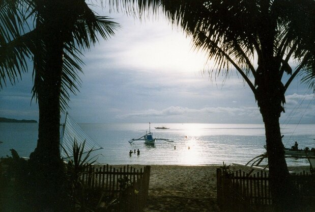 多島国フィリピンでは海に沈む夕日が美しい(1996年11月29日、比中部ボラカイ島)=評者撮影