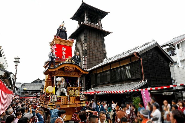 冰川神社一年一度的大型节庆“川越祭”。每个町都有自己的彩车，人们与神像共乘一车，奏响乐器、跳起舞蹈（埼玉县川越市，10月第三个周六、周日）