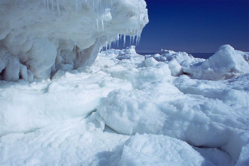 Drift ice pushed up against the shore by the wind in the Sea of Okhotsk. (© Mizukoshi Takeshi)