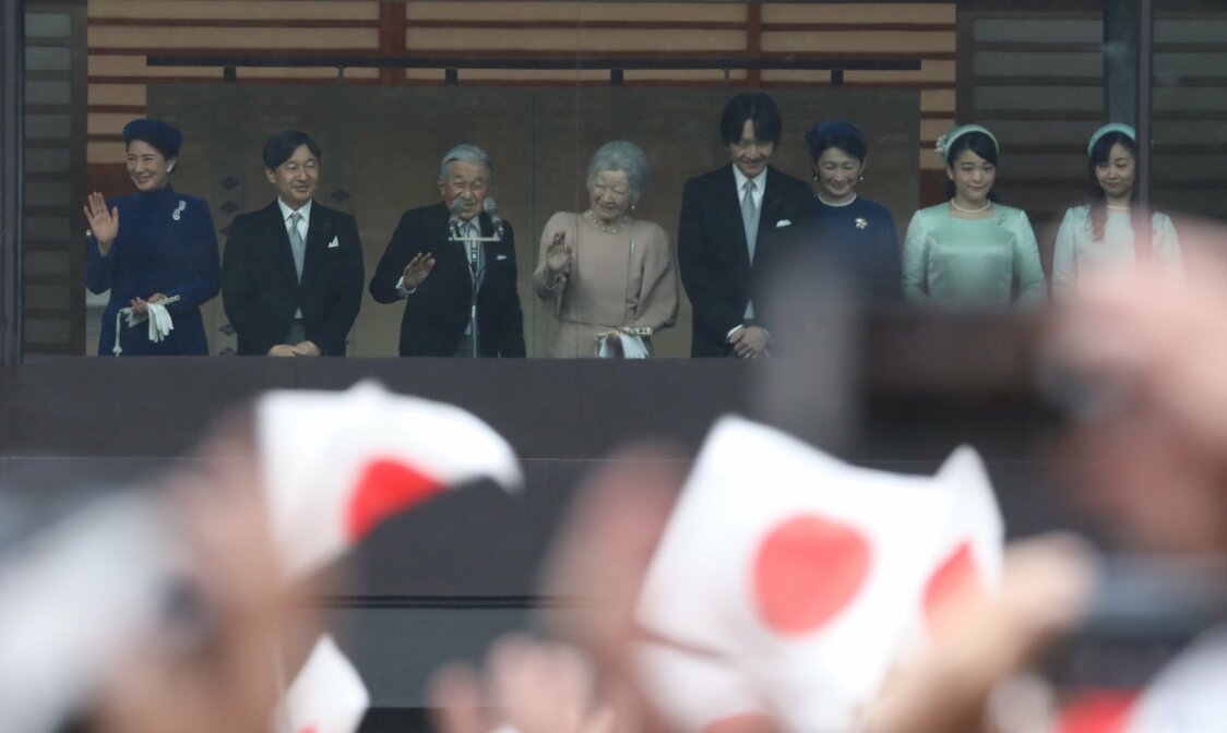 天皇誕生日の一般参賀で訪れた人たちに手を振られる天皇、皇后両陛下と皇太子ご夫妻、秋篠宮ご夫妻、秋篠宮家の長女眞子さまと次女佳子さま＝2018年12月23日、皇居（時事）