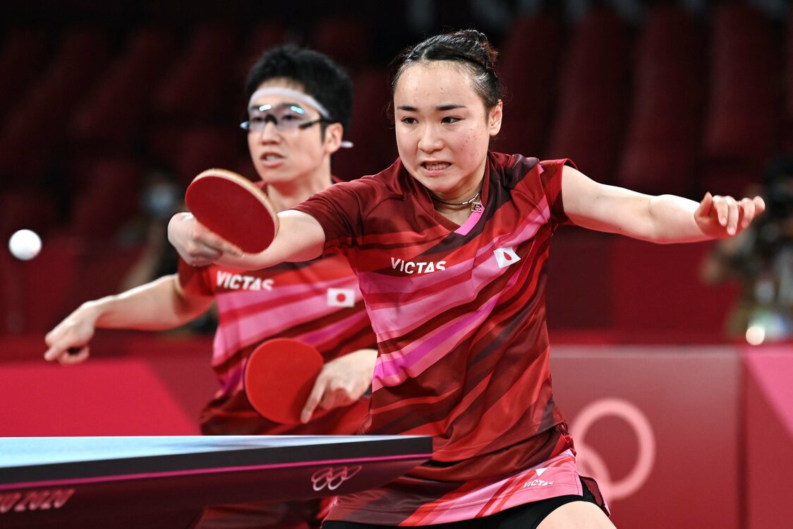 Itō Mima, que, junto a Mizutani Jun (izquierda), consiguió la medalla de oro en la competición de tenis de mesa de dobles mixtos. Itō se llevó, además, la plata en la competición por equipos y el bronce en la individual. Fotografía tomada el 26 de julio de 2021, en el Gimnasio Nacional de Tokio. (AFP, Jiji Press)