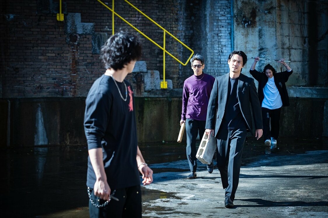 映画『冬薔薇』。不良グループの乱闘に加わる淳（伊藤健太郎、手前）　©2022「冬薔薇(ふゆそうび)」FILM PARTNERS
