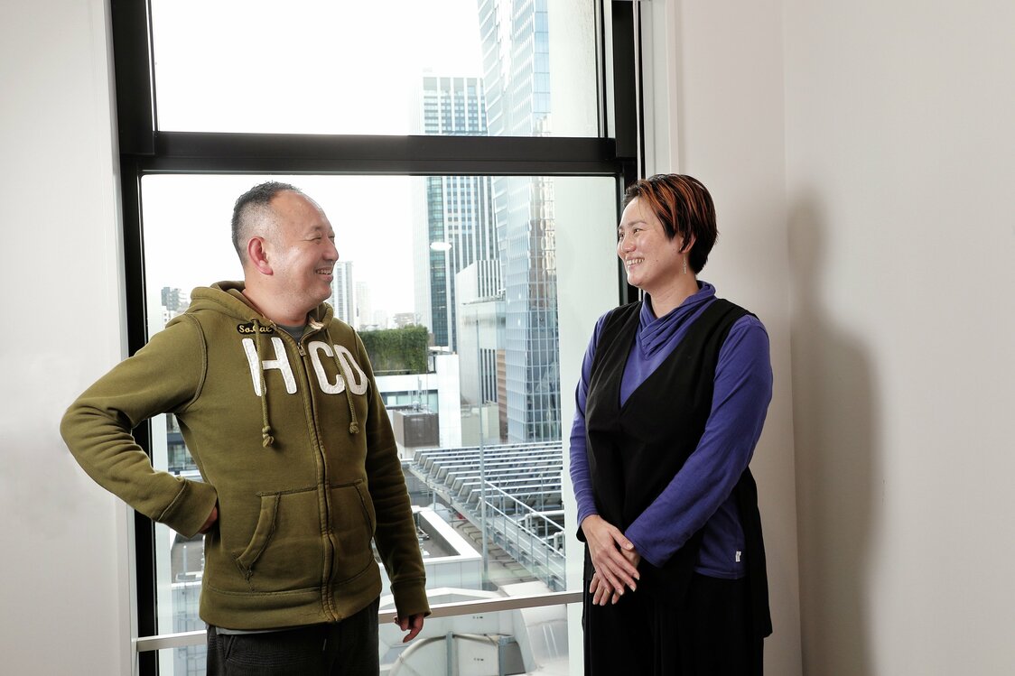 取材に同席した晃子夫人と。二人が目下ハマっているのは “元夫婦”の漫才コンビ「ハマこ・てらこ」。演芸熱 （見る方でなくやる方）が高まっているとか！
