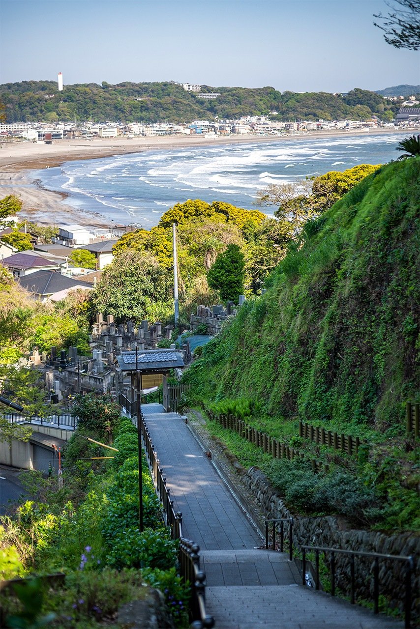 Yuigahama vista desde lo alto de las escaleras de Jōjuin. (© Benjamin Parks)