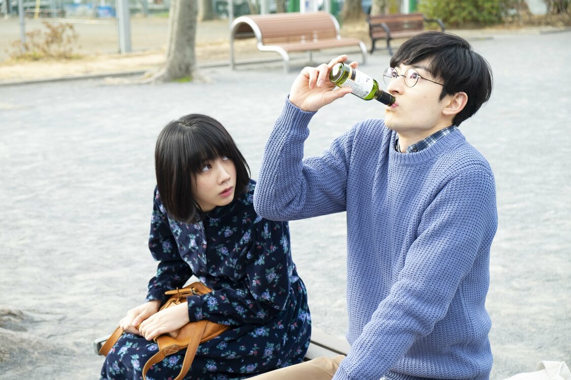 寂しさを恋愛で埋めようと聡（濱正悟）と付き合い始めるサキ。だが聡はとんでもないDV男だった…　©菊池真理子／秋田書店 ©2019映画「酔うと化け物になる父がつらい」製作委員会