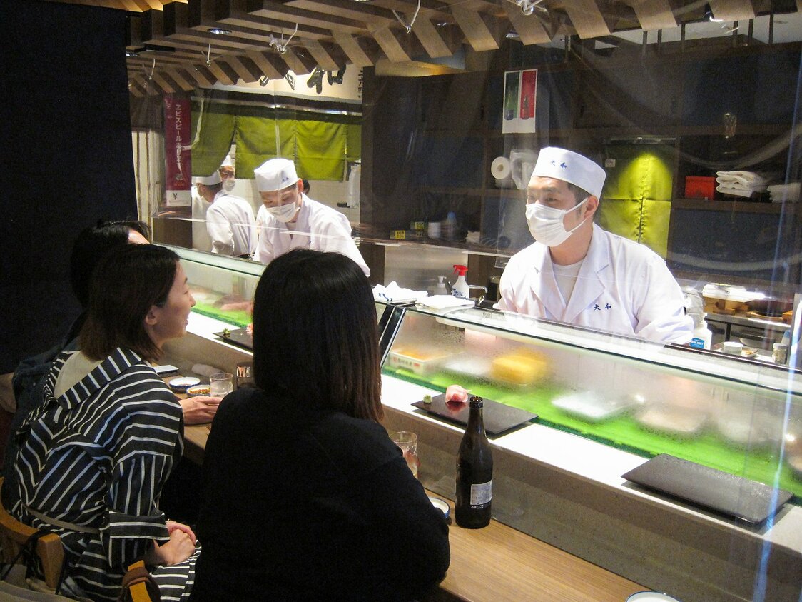 青果大楼区1楼的人气餐饮店“大和寿司”，门口总是排着大长队。食客与寿司师傅之间隔了一层塑料膜，抗疫措施周到细致 图片：作者提供