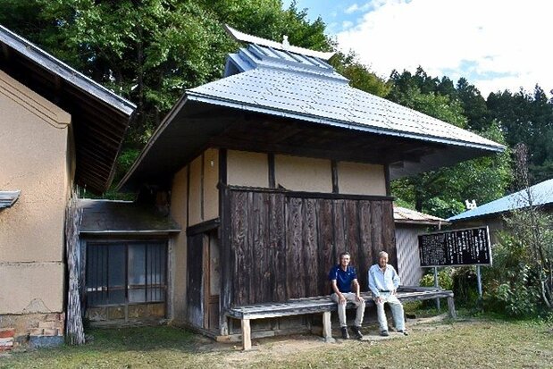 庸軒の書斎の前に座る、船引町佐久間庸軒和算保存会の中澤市雄さん(左)と庸軒の子孫の求さん。かつては隣接して寄宿舎もあった(筆者撮影)