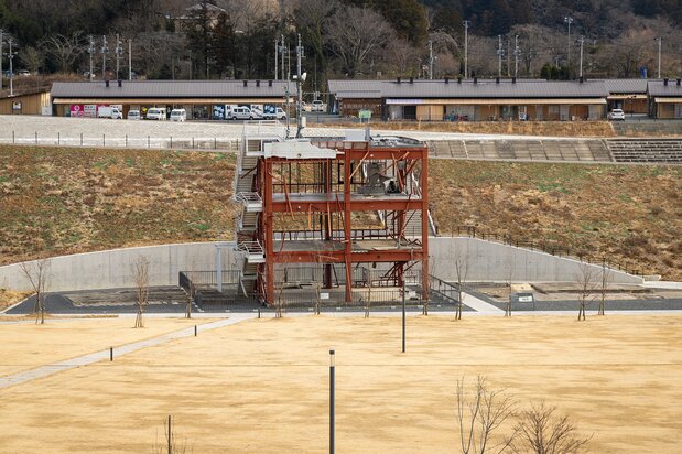 高さの道から見下ろす旧災害対策庁舎。奥に見えるのが南三陸さんさん商店街