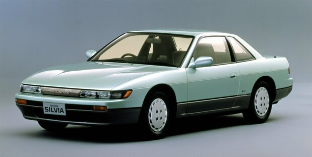 1988年5月発売の日産シルビア。流麗なフォルムはデートカーとして人気を博し、手頃な価格の後輪駆動車として「走り屋」の若者にも人気となった ©NISSAN