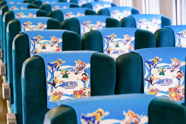 Original headrest covers featuring the cast of characters. (© Kusano Seiichirō)