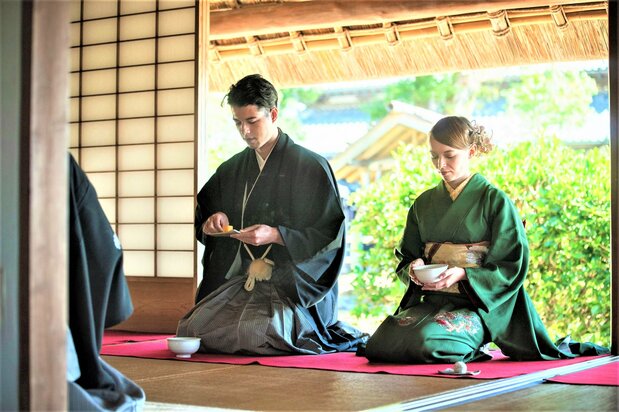 Optional cultural activities include a samurai-style tea ceremony, Zen meditation, and sutra calligraphy. (© Noroshi)