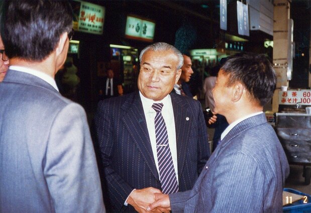 1982年11月、帰国したJICA調査団のメンバーを出迎える佐野藤三郎(中央)提供:中山輝也氏