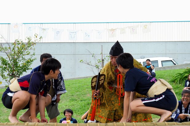 Girls take part in sumō matches outside the main ring during the Takahama Hachiman Shrine Shūki Taisai. (© Haga Library)