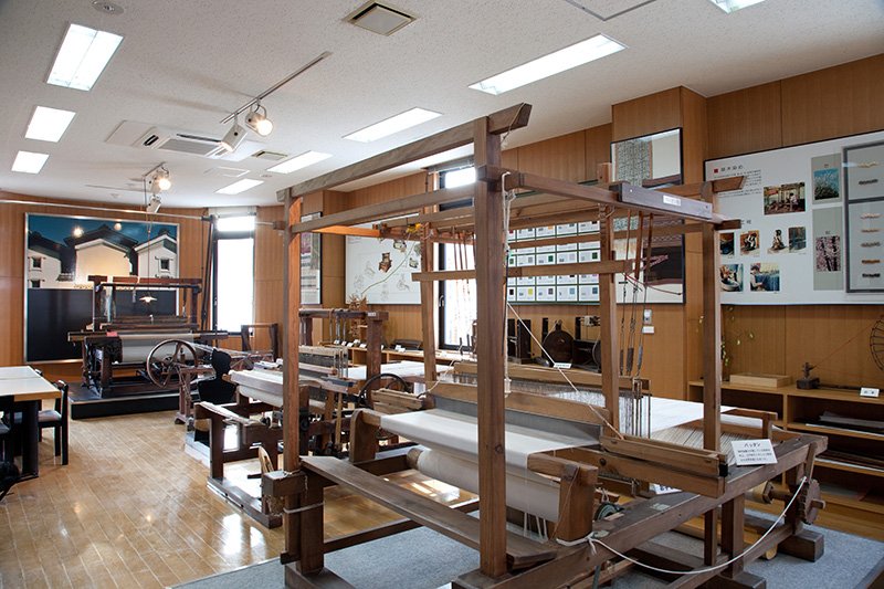 An Ōhashi-style power loom on display at the Textile Museum.