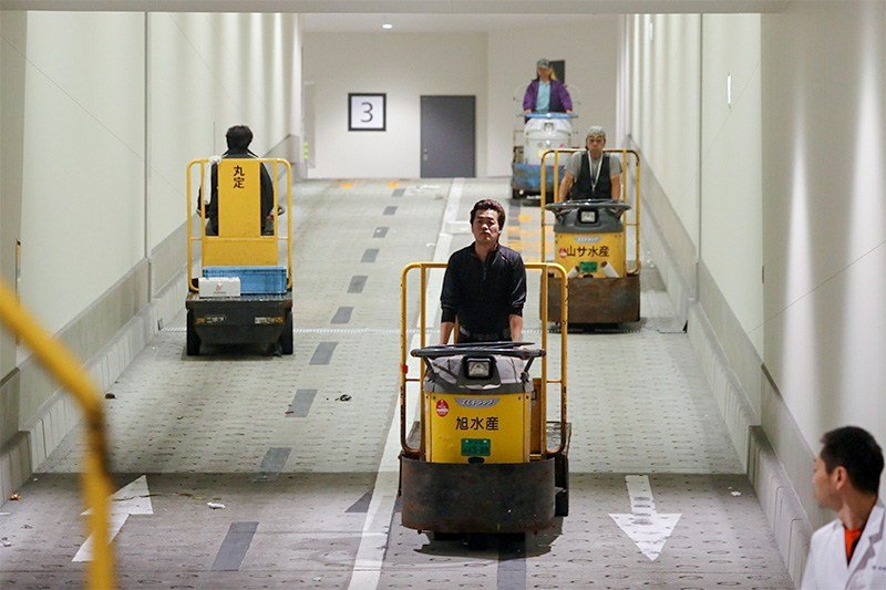 豊洲市場内のスロープを上り下りする小型車両「ターレ」＝１１日午前、東京都江東区豊洲