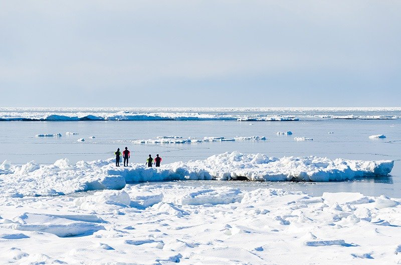 La forma correcta de caminar sobre el hielo es llevar un traje seco y estar acompañado por un guía turístico.