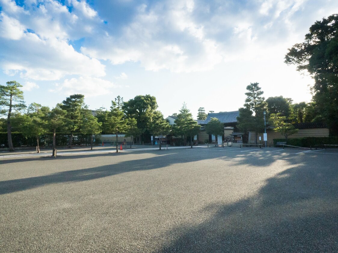 大型バスの駐車場がある東側の総門