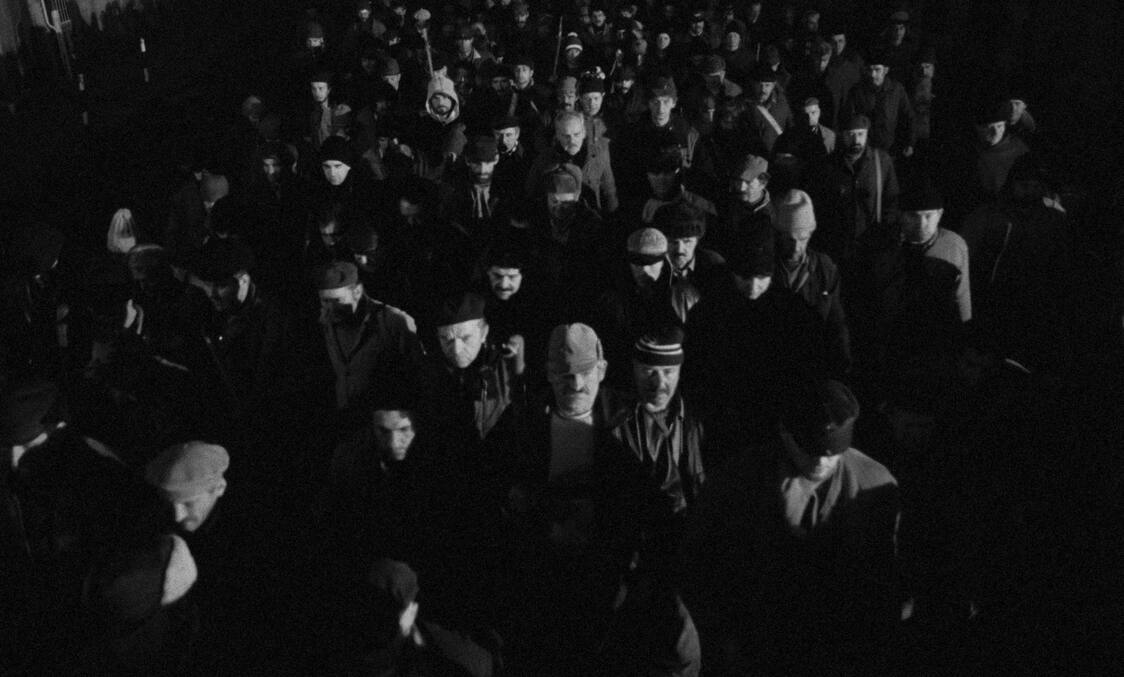 暴力へと駆り立てられ、無言で行進する群衆　© Göess Film, Von Vietinghoff Filmproduktion, 13 Production