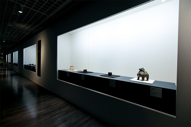 長次郎の展示室の後には歴代の作品が続く。長次郎が獅子像を制作したように、歴代も獅子香炉などを残している