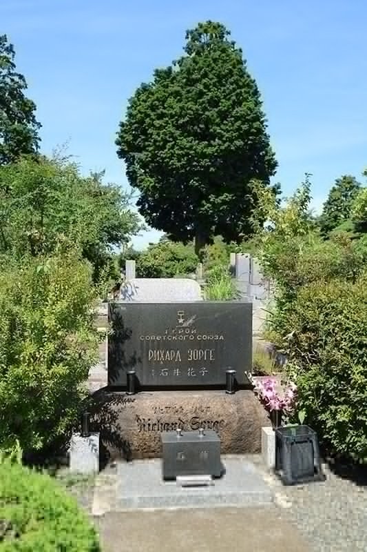 La tumba de Sorge en el cementerio de Tama.