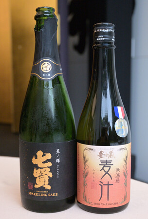 山梨銘釀的日本清酒「七賢 Sparkling 星之輝」(左),以及豐永酒造的麥燒酎「麥汁」。9月30日攝於巴黎
