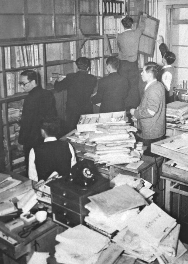 東京地検の依頼で日立造船大阪本社を家宅捜索する大阪地検係官=1954年2月8日、大阪市北区中之島(共同)
