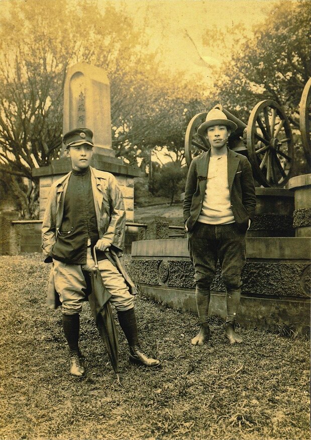 1930年頃、台湾総督府道路港湾課時代、現場監督の姿(右がまどさん)