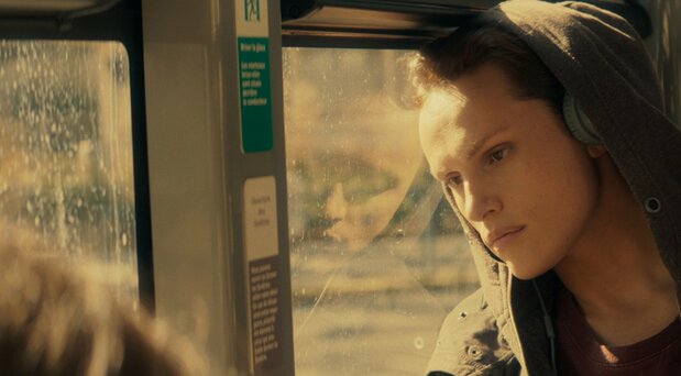 ボクシングジムの手伝いをしながら、心が満たされない生活を送る24歳のアレックス ©2020 ZAZI FILMS ‒ CHAPKA FILMS ‒ FRANCE 2 CINEMA ‒ MARVELOUS PRODUCTIONS