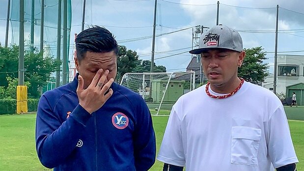 練習後のインタビューで母国への思いを聞かれ、涙をぬぐうピエリアンアウンさん(左)(2021年7月、横浜)撮影:筆者