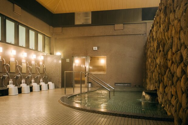La zone de baignade de Gin-no-yu vous permet de vous baigner longuement dans la source d'argent, réputée pour ses qualités rajeunissantes. (Photo avec la permission de l’Office de tourisme de Kobe)