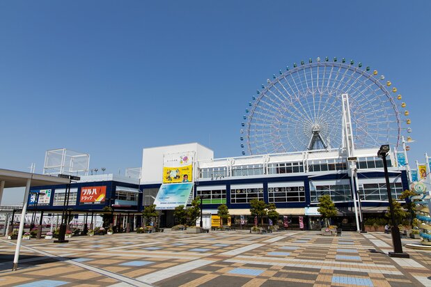 天保山マーケットプレースと大観覧車。レゴランドも併設している