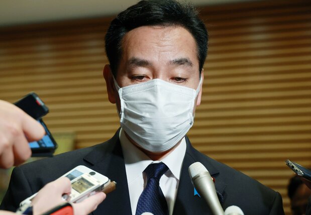 辞任の意向表明後、記者の質問に答える山際大志郎経済再生担当相(時事)