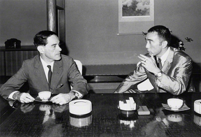 Donald Keene (à droite) en compagnie de l’écrivain Mishima Yukio (1925-1970) au restaurant Fukudaya de Toranomon, à Tokyo, le 18 juin 1964. (© Chûô Kôron Shinsha)
