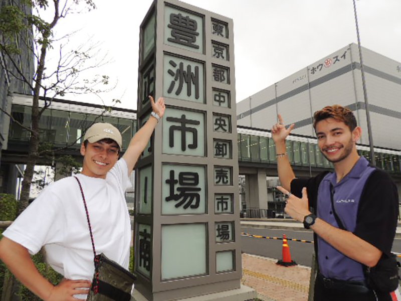 Martin (à gauche) et Vinny devant le marché de Toyosu en juillet 2019 (© Kawamoto Daigo)