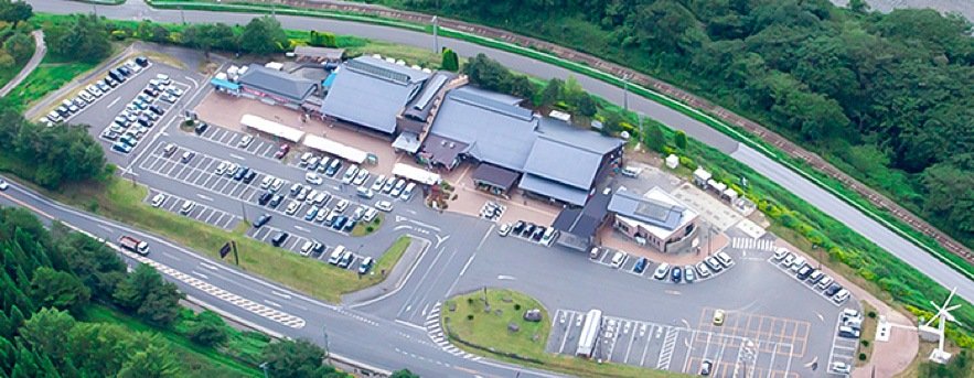 災害時に自衛隊・救急隊の支援拠点として利用された「道の駅 遠野風の丘」の駐車場（写真提供：道の駅 遠野風の丘）