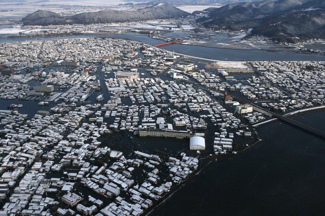 3月12日 上午7时40分 宫城县石卷市海啸使市区大范围内遭受浸水灾害
