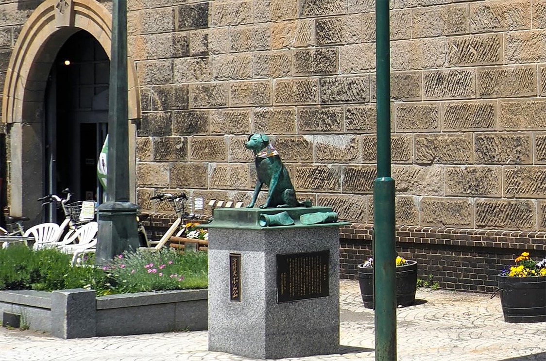 1893年に建てられた「旧小樽倉庫」の入り口に立つ「ぶん公」像　PIXTA