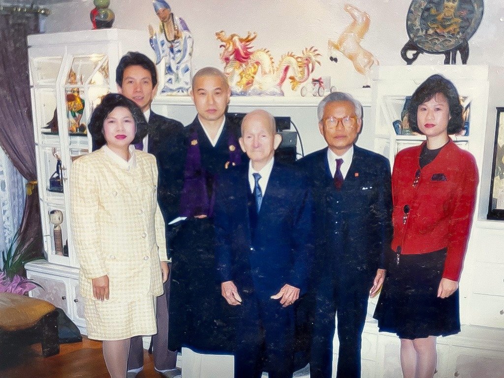 1995年に李金龍氏が逝去するまで、前住職と松根豊潔氏（左3）は定期的に李氏を訪ねていた（福寿院提供）