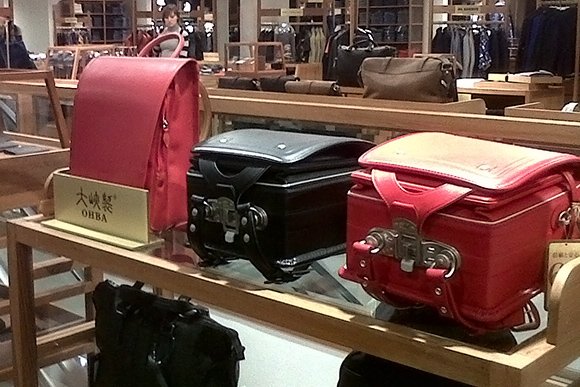 حقيبة راندوسير للرجال في متجر La Rinascente في ميلانو. (الصورة مقدمة من أوبا)